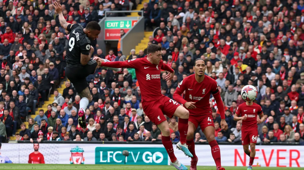  狼队韧性十足逼平曼城，防守反击成典范  