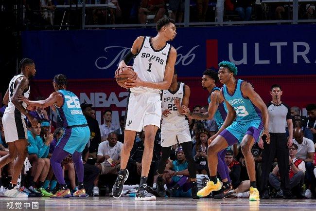  文班亚马22+15+5盖帽刷新最年轻纪录  